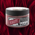 Load image into Gallery viewer, En krukke med Hermans Hårfarve Scarlett Rouge (115 ml) er sat på baggrund af et livligt rødt hår. Det sorte låg står i kontrast til det rige, semi-permanente farvestof indeni, hvilket fremhæver dens fede, veganske farve.

