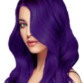 Load image into Gallery viewer, En kvinde med langt, bølget, levende lilla hår farvet med La Riche Directions Hårfarve Violet dækker delvist det ene øje. Hun har blå øjne og et neutralt udtryk, iført en sort stroptop mod en hvid baggrund.
