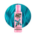 Bild in Galerie-Betrachter laden, En lyserød flaske Crazy Color Hårfarve Blue Jade (100 ml) er vist, mærket "Blue Jade", med turkisblåt hår i baggrunden, der passer perfekt til den livlige nuance.
