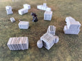 Load image into Gallery viewer, Scatter terrain med kasser og transportkasser til 28/32 mm miniaturer
