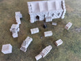 Bild in Galerie-Betrachter laden, Corsair Coast lagerbygning med forsyningskasser til 28/32 mm wargaming

