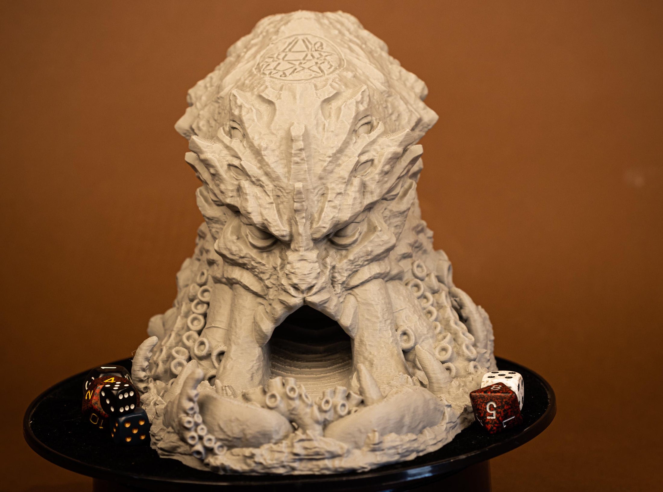 Cthulhu's Cave Dice Tower fra The Game of Destiny