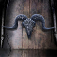 Bild in Galerie-Betrachter laden, Kranie Baphomet's Veneration (53cm) - Fatima.Dk
