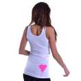 Load image into Gallery viewer, En person med langt hår bærer T-shirten/vesten KP Mase fra Evil Clothing – med et lyserødt malingsplatter kawaii-design – og står med ryggen mod kameraet. De parrer den ubesværet med sorte bukser mod en almindelig hvid baggrund.
