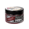 Load image into Gallery viewer, En krukke Hermans Hårfarve Scarlett Rouge (115 ml) har en semi-permanent, vegansk hårfarve i Rocker Red. Den kommer i en rund beholder med sort låg og vintage-stil etiket, komplet med dekorativ tekst og designelementer.
