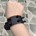 Load image into Gallery viewer, Armbånd 2 Række Dark Spikes - Fatima.Dk
